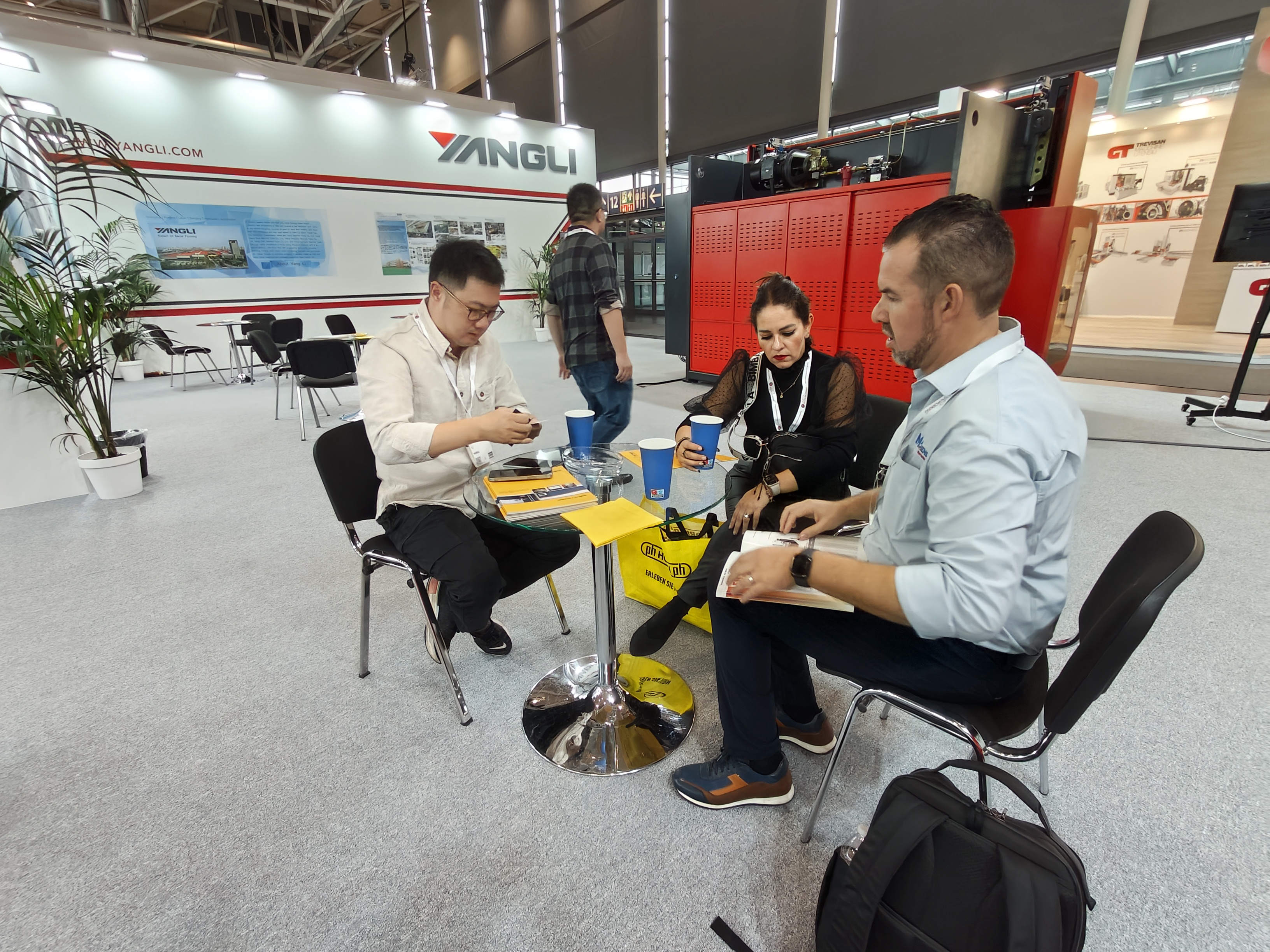 展会直击丨鸿运国际集团亮相德国汉诺威机床展迎来首日开门红!